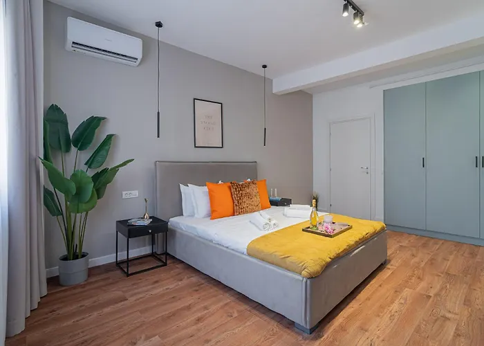 Playful & Trendy 2br On Regina Elisabeta, Steps To Cismigiu Gardens - Bathtub & Boulevard Views * Bucareste