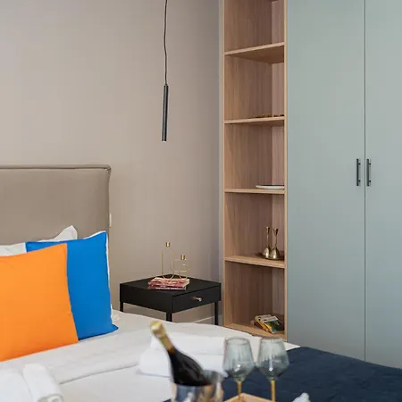 Playful & Trendy 2br On Regina Elisabeta, Steps To Cismigiu Gardens - Bathtub & Boulevard Views Apartment