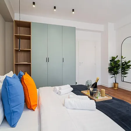 Playful & Trendy 2br On Regina Elisabeta, Steps To Cismigiu Gardens - Bathtub & Boulevard Views Apartment *