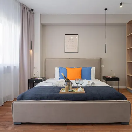 Playful & Trendy 2br On Regina Elisabeta, Steps To Cismigiu Gardens - Bathtub & Boulevard Views *