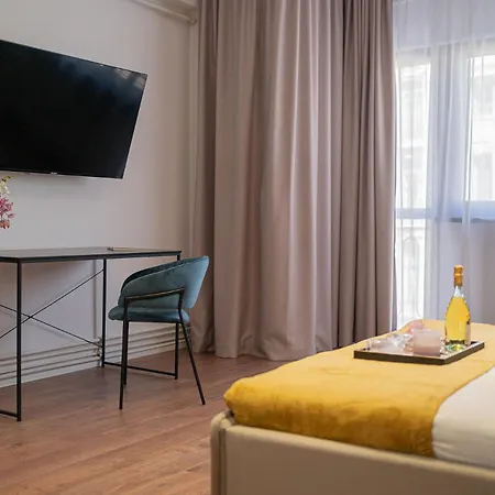 Playful & Trendy 2br On Regina Elisabeta, Steps To Cismigiu Gardens - Bathtub & Boulevard Views