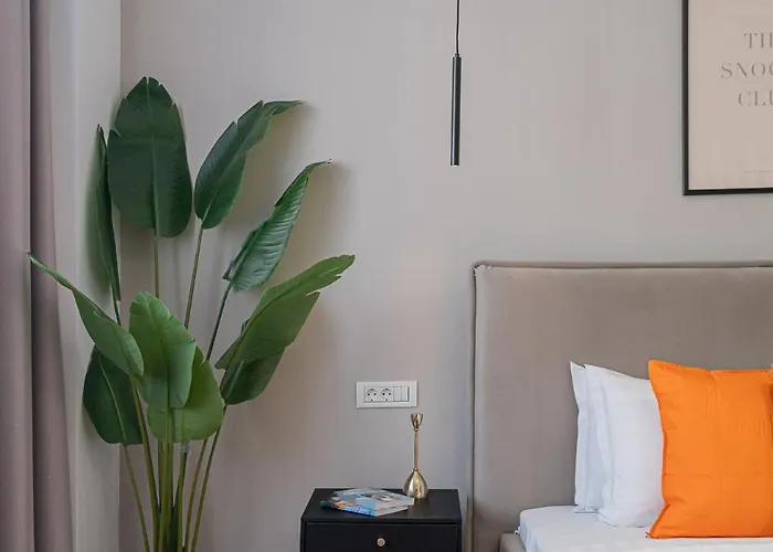 Playful & Trendy 2br On Regina Elisabeta, Steps To Cismigiu Gardens - Bathtub & Boulevard Views