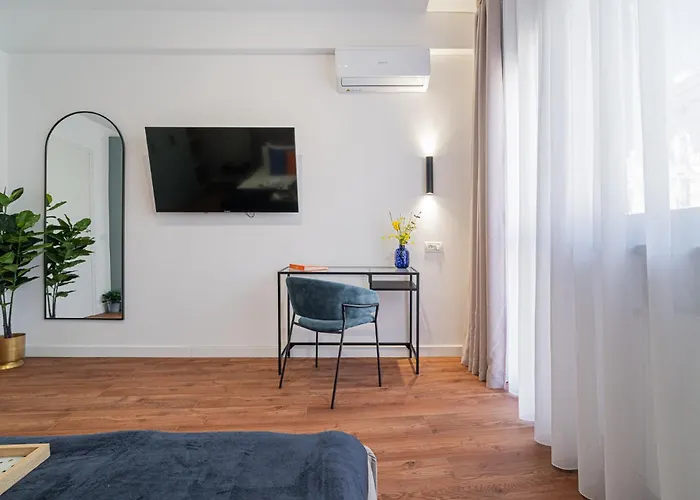 Playful & Trendy 2br On Regina Elisabeta, Steps To Cismigiu Gardens - Bathtub & Boulevard Views Apartment *