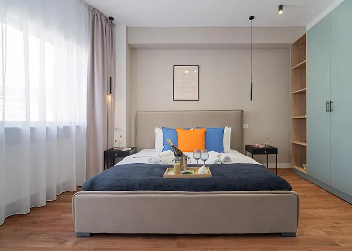 Playful & Trendy 2br On Regina Elisabeta, Steps To Cismigiu Gardens - Bathtub & Boulevard Views *