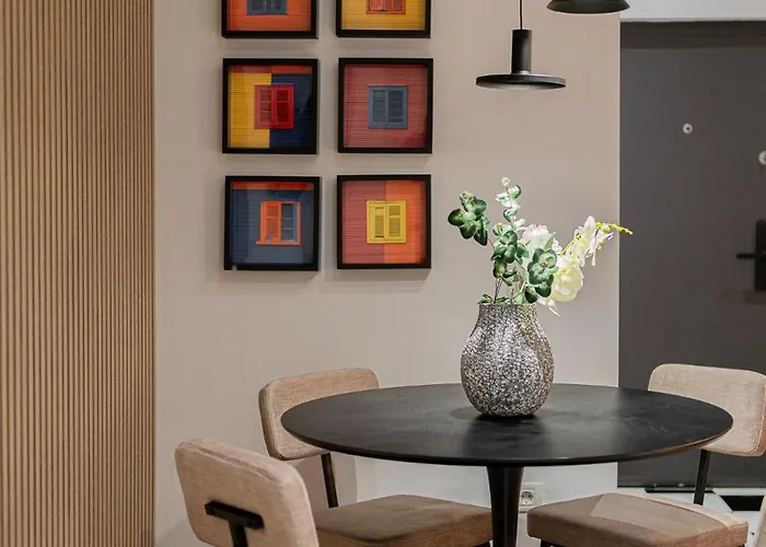 Playful & Trendy 2br On Regina Elisabeta, Steps To Cismigiu Gardens - Bathtub & Boulevard Views 아파트 부쿠레슈티