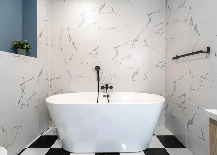 Playful & Trendy 2br On Regina Elisabeta, Steps To Cismigiu Gardens - Bathtub & Boulevard Views 아파트 *